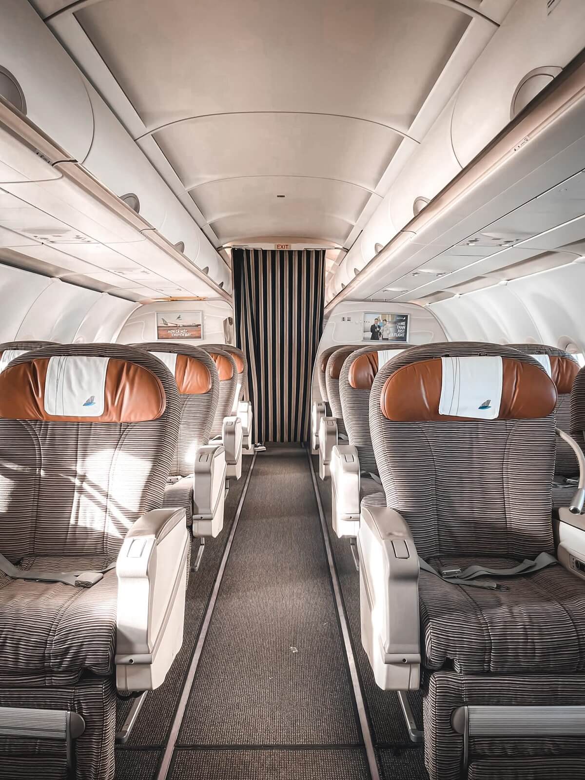 Bamboo Airways cung cấp đa dạng vị trí ghế, giúp khách hàng dễ dàng chọn lựa chỗ ngồi thoải mái.