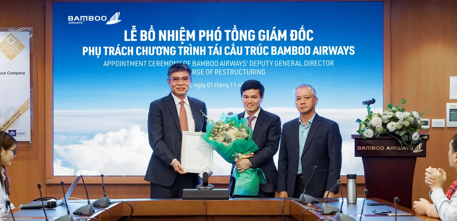 Ông Nguyễn Thượng Hoàng Hải (ở giữa), nhận Nghị quyết bổ nhiệm từ Ông Phan Đình Tuệ - Phó CTTT HĐQT Bamboo Airways (bên phải) và Ông Lương Hoài Nam – TGĐ Bamboo Airways (bên trái). 