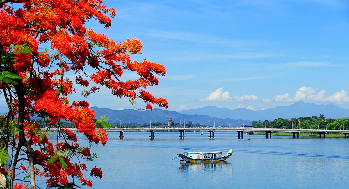 Vẻ đẹp hiền hòa đặc trưng của dòng sông hương xứ Huế