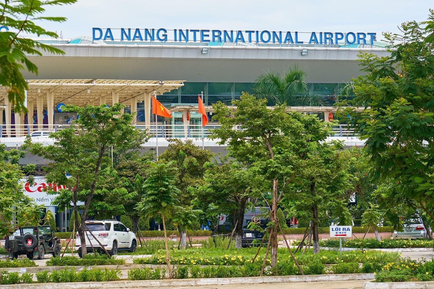 Để đến Hội An, bạn có thể chọn chuyến bay đáp xuống sân bay Đà Nẵng